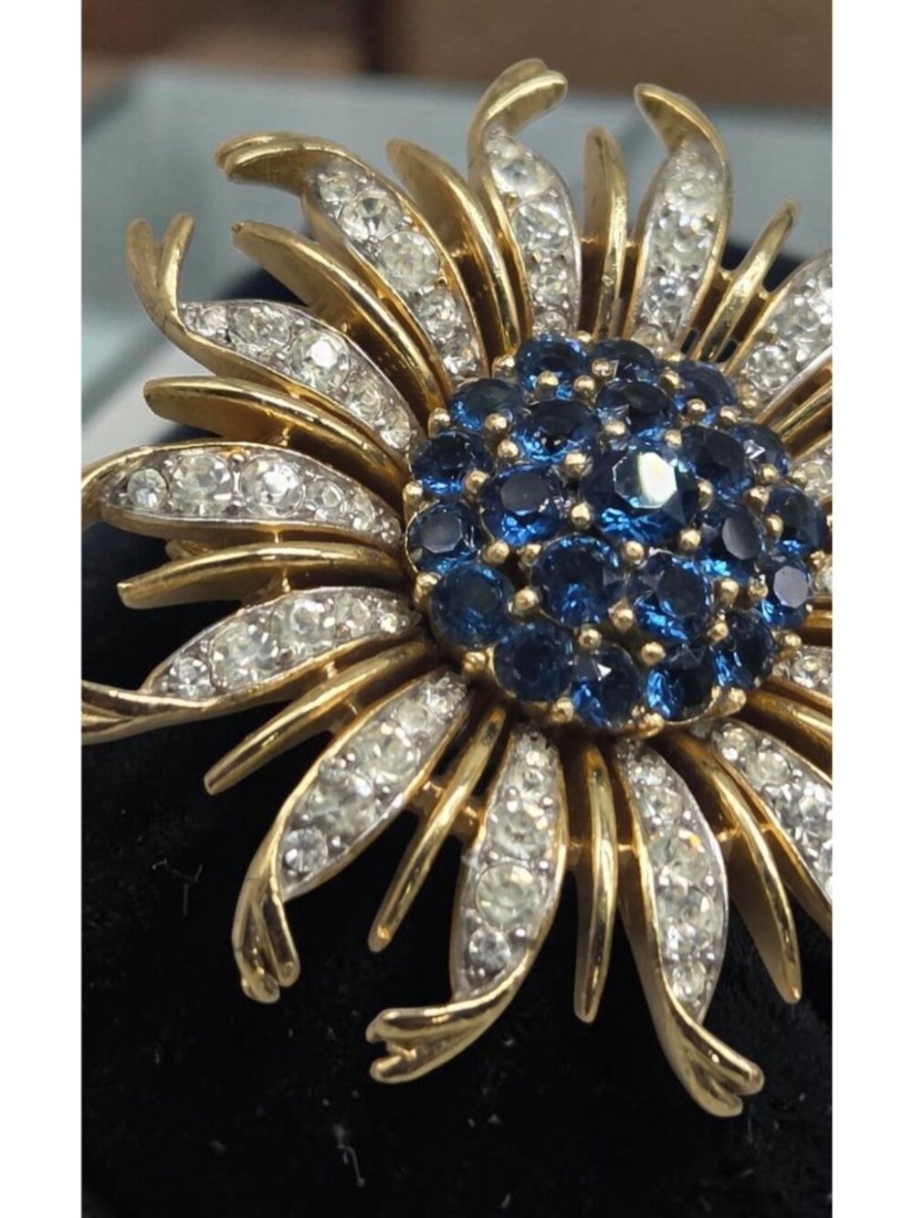 Vintage Crown Trifari Alfred Philippe Blue Crystal Chrysanthemum Flower Brooch - Picture 4 of 16